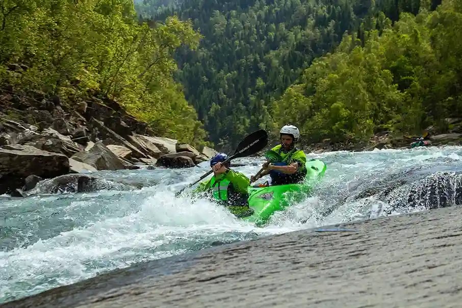TANDEM KAJAKKEN OP DE RIVIER