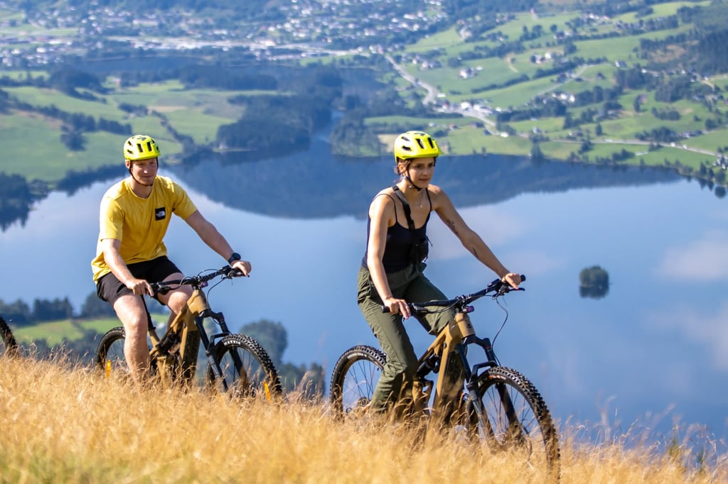 MOUNTAIN BIKING AND RAFTING 2925 2 (2)