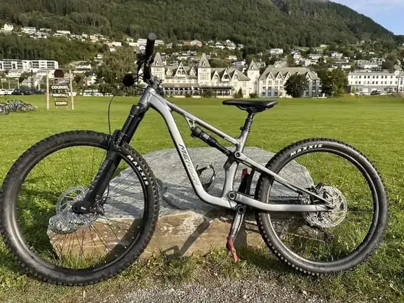 MOUNTAIN BIKE Volledig geveerde fietsverhuur - 1