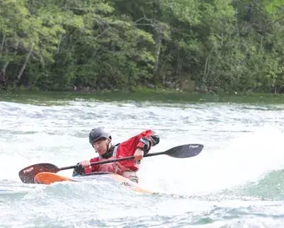 Finn_handling_kayak