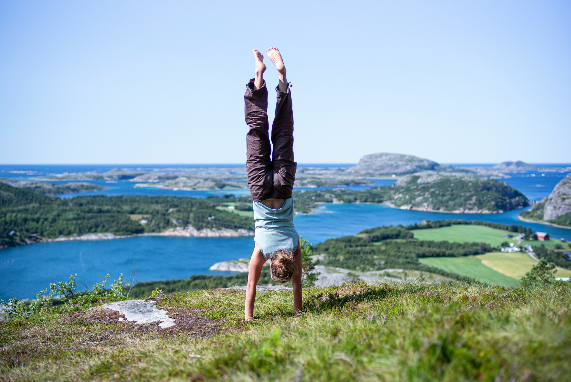 vrouw-handstand-yoga-Noorwegen