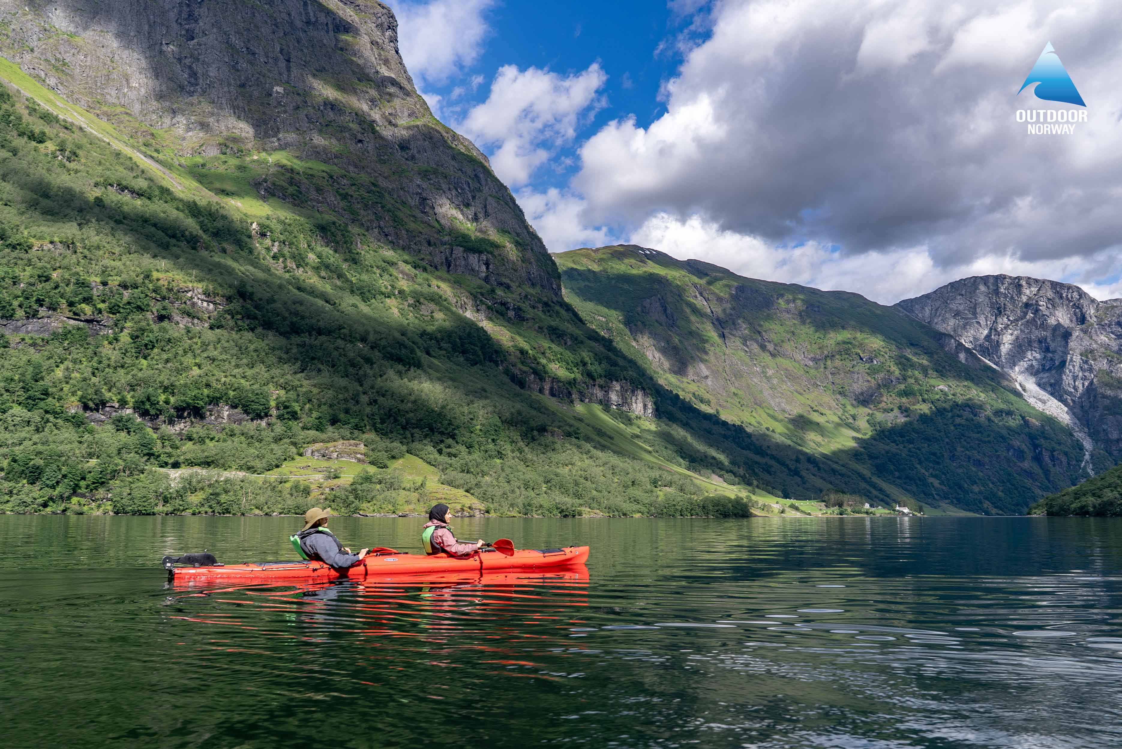 Kajakken op de fjorden in Noorwegen