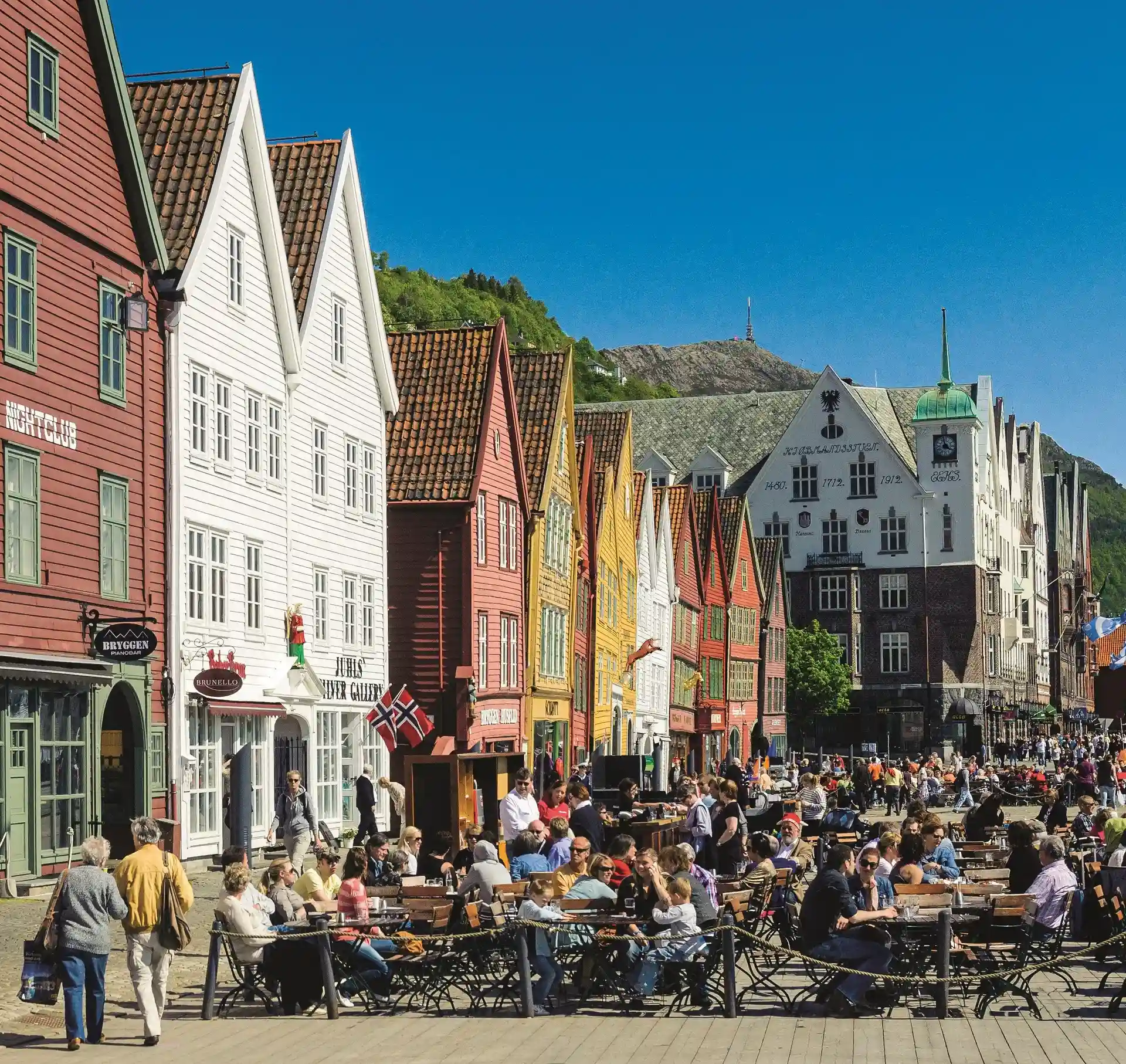 Dag 9 -  Geniet van het adembenemende, unieke landschap van Bergen, waar stad en fjord in elkaar overvloeien
