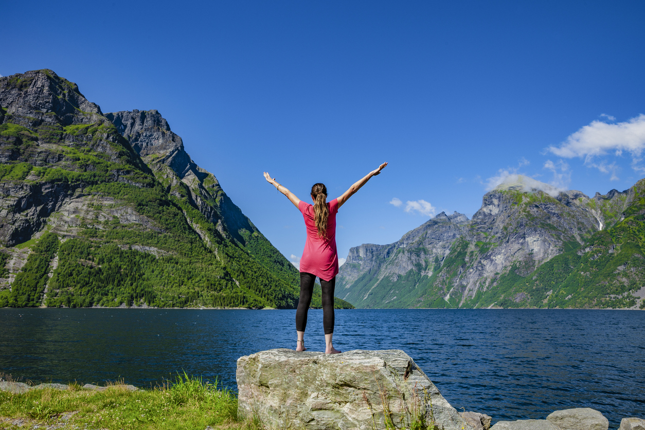 vrouwen-Hjorundfjord-yoga-retraite